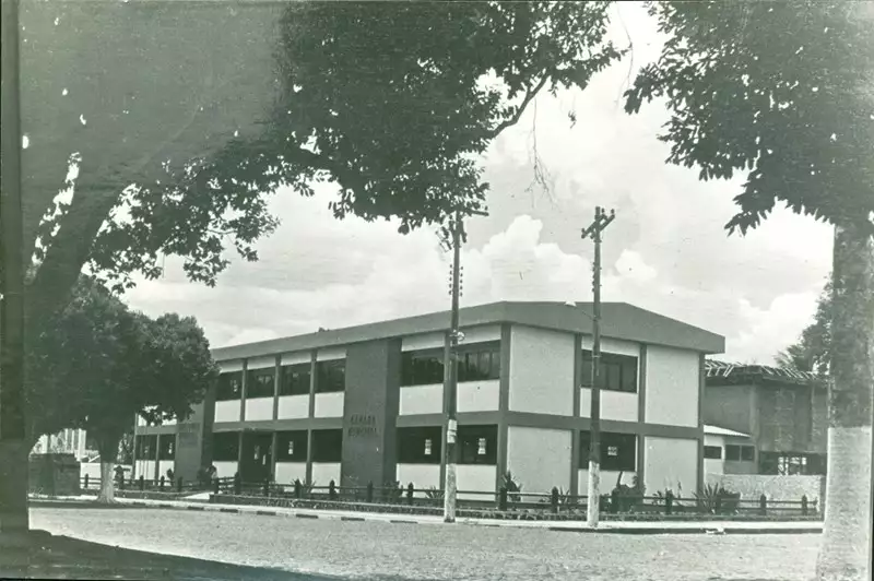 Foto 3: Biblioteca Municipal Aníbal Pedreira e Câmara Municipal : São Gonçalo dos Campos, BA