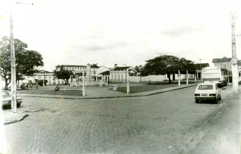 Foto 6: Praça da Bandeira : Taperoá, BA