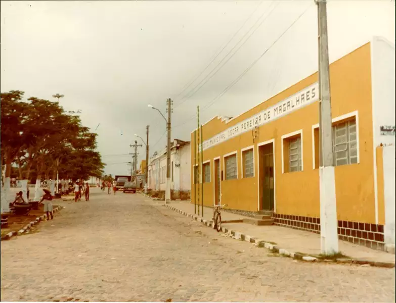 Foto 2: Rua Hermelino Teles : Colégio Municipal Oscar Pereira de Magalhães : Terra Nova, BA