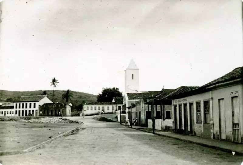 Foto 1: Vista parcial da cidade : igreja matriz : Urandi, BA