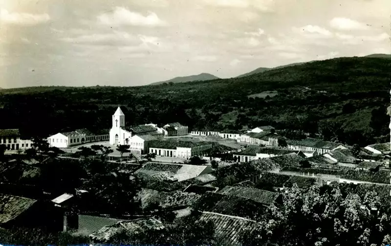 Foto 7: Vista panorâmica da cidade : igreja matriz : Urandi, BA