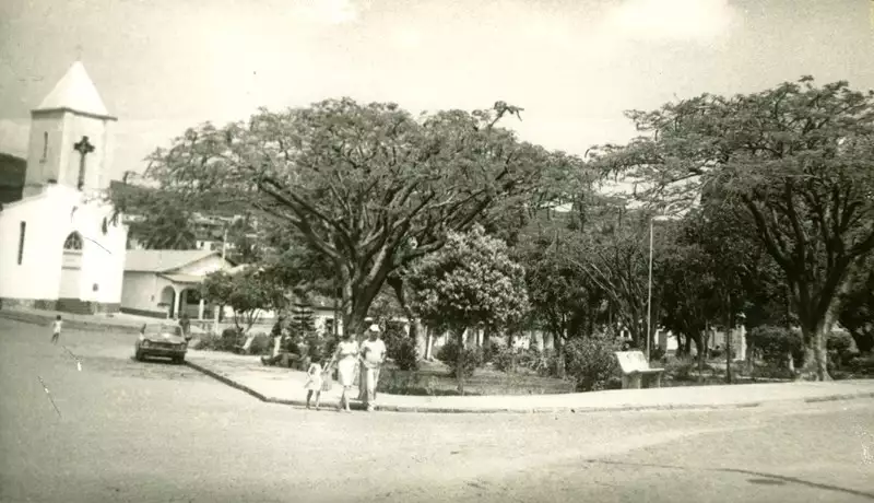 Foto 12: Jardim Jeronimo Borges : Praça da Bandeira : Igreja Matriz : Urandi, BA
