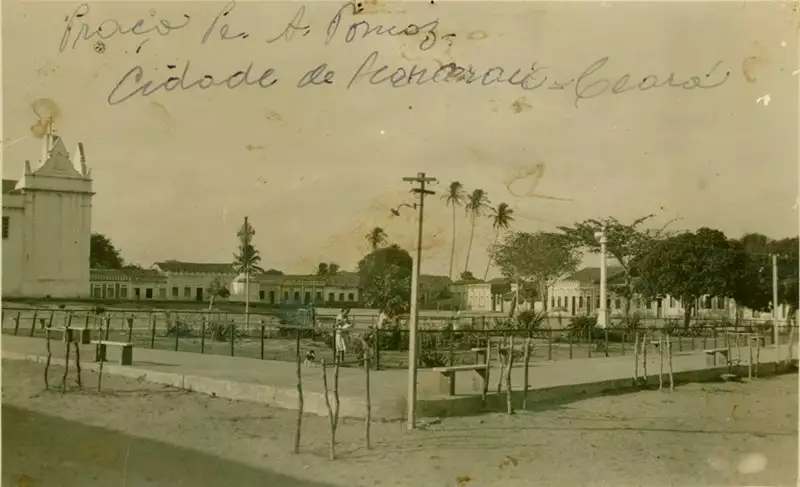 Foto 10: Praça Padre Antônio Tomás : Acaraú, CE