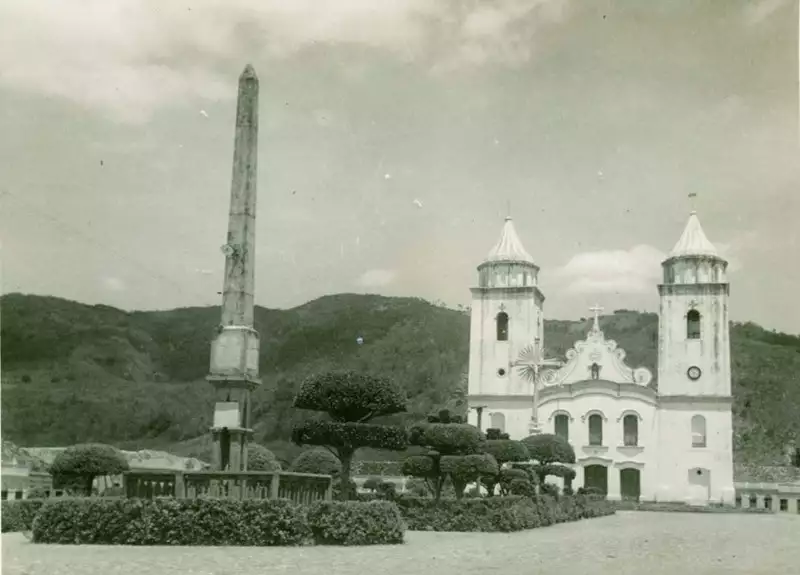 Foto 1: Igreja Matriz de Nossa Senhora da Palma : Praça da Matriz : Monumento Comemorativo do Centenário da Independência : Baturité, CE