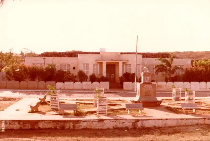 Foto 13: Escola de 1º Grau Cel. Francisco Nunes Cavalcante : Praça 311 : Capistrano, CE
