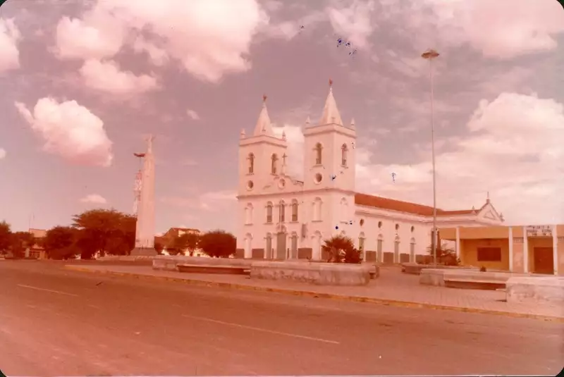 Foto 44: Catedral Diocesana Senhor do Bonfim : Praça General Sampaio : Crateús, CE