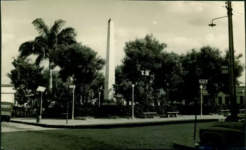 Foto 85: Praça General Juarez Távora : Obelisco : Crato, CE