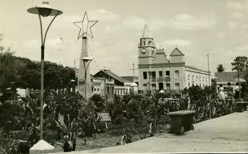 Foto 21: Praça Pedro II : Igreja Matriz Nossa Senhora de Santana : Iguatu, CE