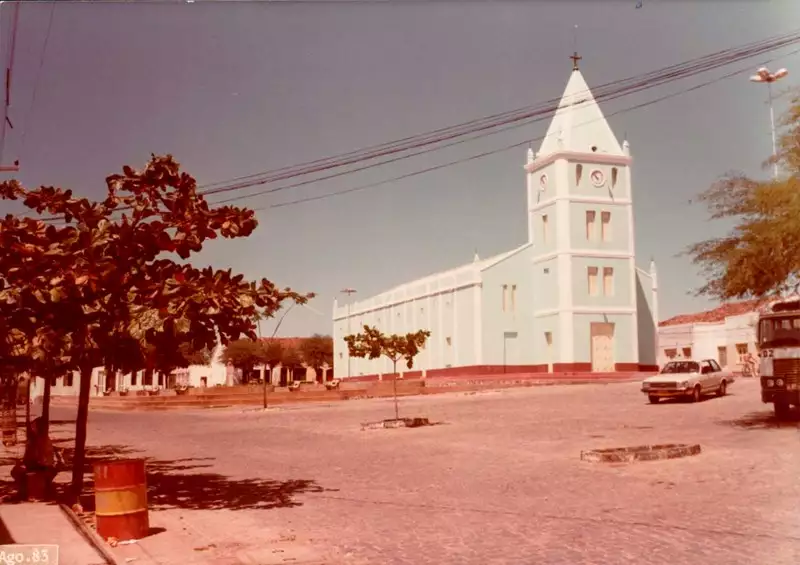 Foto 3: Igreja Matriz Nossa Senhora da Conceição : Praça Cel. Luiz Nóbrega : Ipaumirim, CE