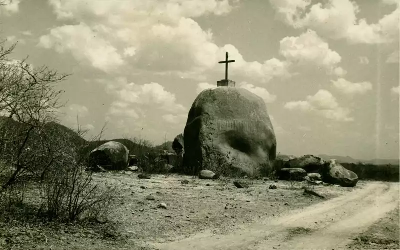 Foto 1: Cruzeiro na pedra : Iracema, CE