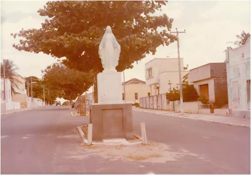 Foto 28: Estátua de Nossa Senhora : Avenida Anastácio Braga : Itapipoca, CE