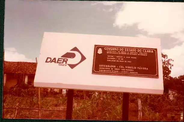 Foto 3: Placa comemorativa da inauguração de trecho da rodovia CE-021 : Itapiúna, CE