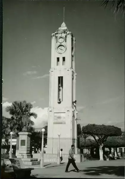 Foto 25: Praça Almirante Alexandrino de Alencar : Estátua de Padre Cícero : Coluna da Hora : Juazeiro do Norte, CE