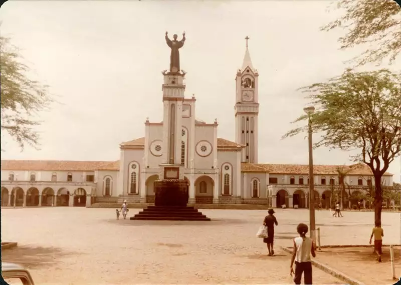 Foto 44: [Praça das Almas : Estátua de São Francisco das Chagas : Santuário de São Francisco das Chagas] : Juazeiro do Norte, CE