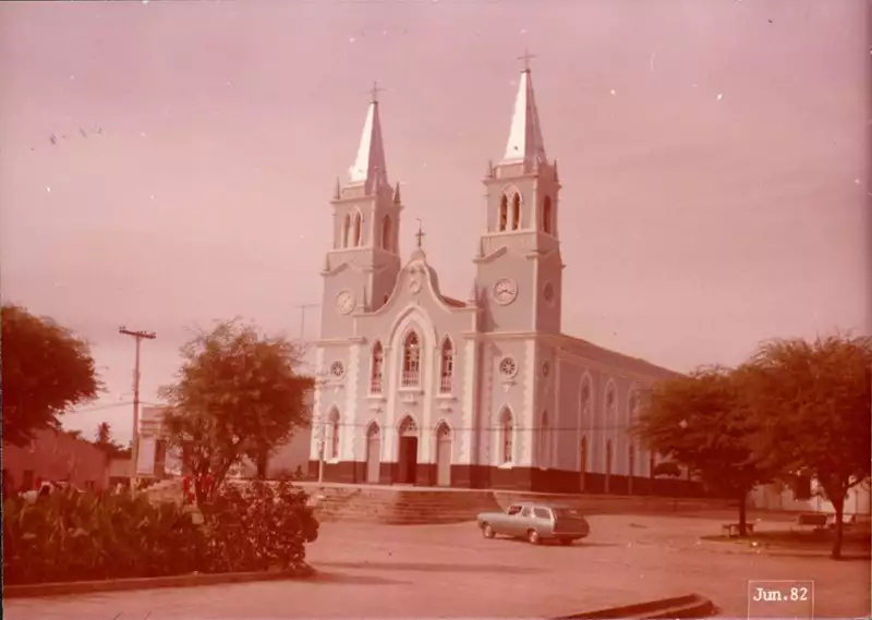 Foto 25: Igreja Matriz de São Vicente Ferrer : Lavras da Mangabeira, CE
