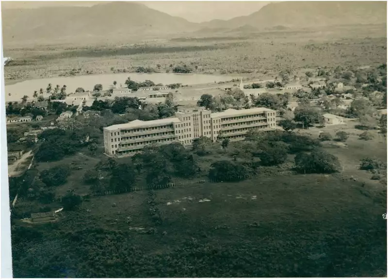 Foto 1: Hospital de Maracanaú : [vista aérea da cidade : Lagoa de Maracanaú] : Maracanaú, CE