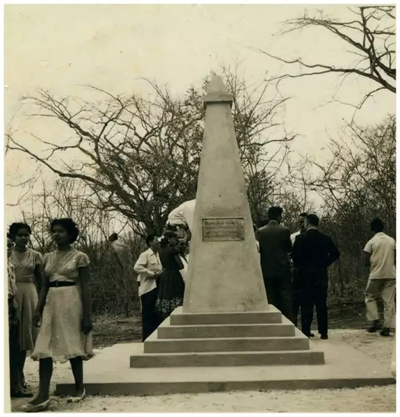 Foto 1: Obelisco do 1º Centenário de Capistrano de Abreu : Maranguape, CE