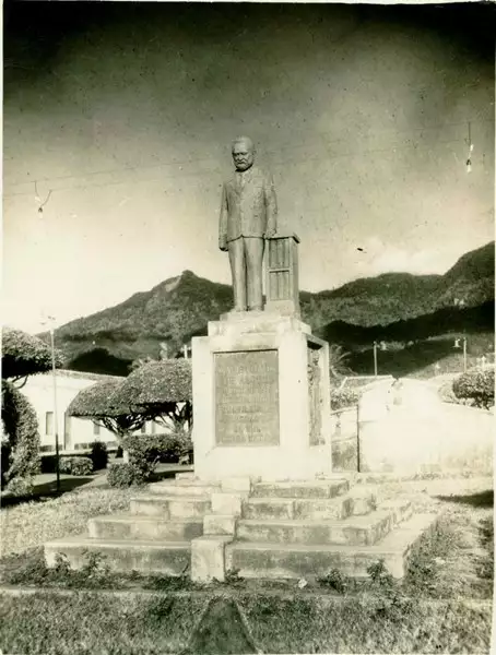 Foto 17: Estátua de Capistrano de Abreu : Maranguape, CE
