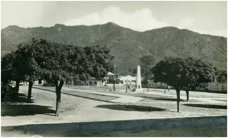 Foto 24: Praça : Obelisco do 1º centenário do município : Serra de Maranguape : Maranguape, CE