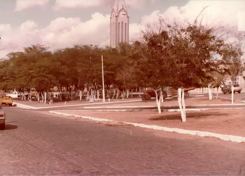 Foto 12: Praça da Matriz : Mombaça, CE