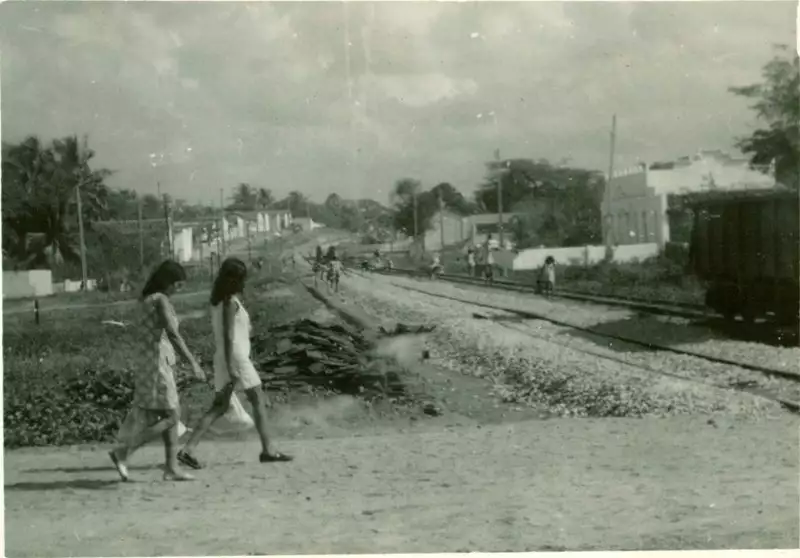 Foto 4: Rua Cel. José do Carmo : ferrovia : Pacatuba, CE