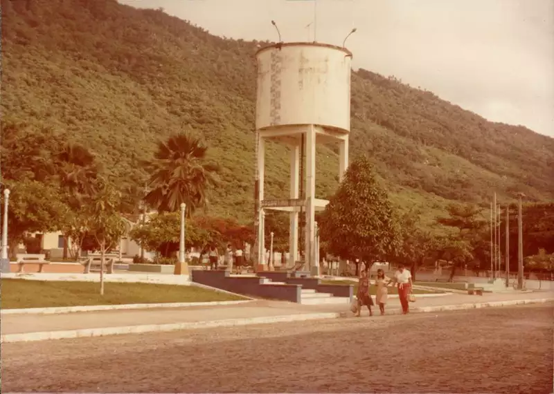 Foto 16: Praça Capitão Henrique da Justa : caixa de abastecimento : Pacatuba, CE