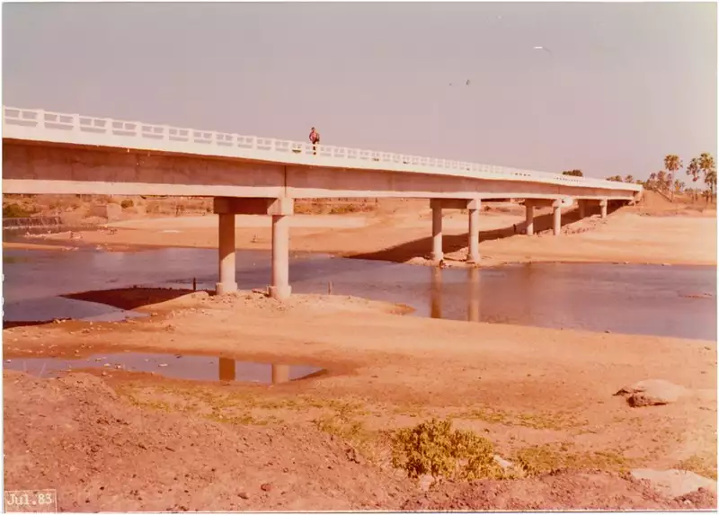 Foto 2: Ponte sobre o Rio Quixeré : Quixeré, CE