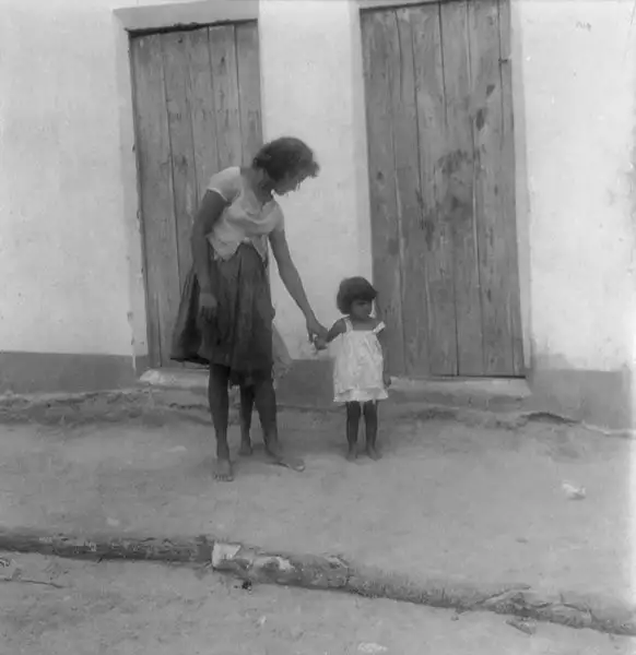 Foto 3: Moradora de Santana do Cariri com sua filha (CE)