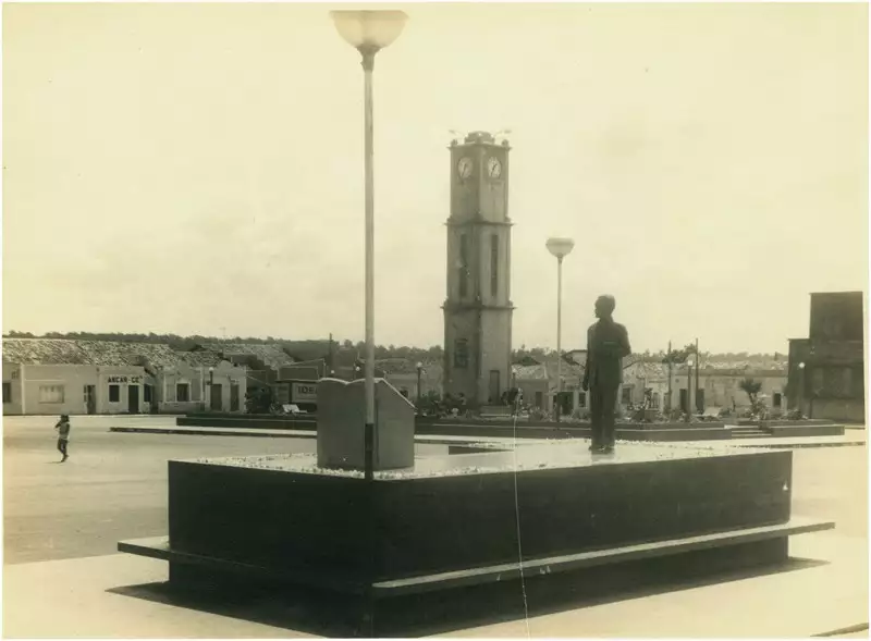 Foto 16: Monumento à Raimundo de Farias Brito : Coluna da Hora : São Benedito, CE