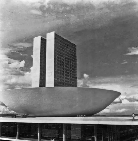 Foto 18: Conjunto das Secretarias e da Câmara dos Deputados tendo no primeiro plano a Câmara : Brasília (DF)