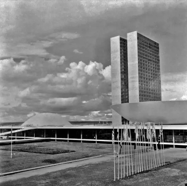 Foto 19: Conjunto das Secretarias e da Câmara dos Deputados vendo-se a cípola do Senado : Brasília (DF)