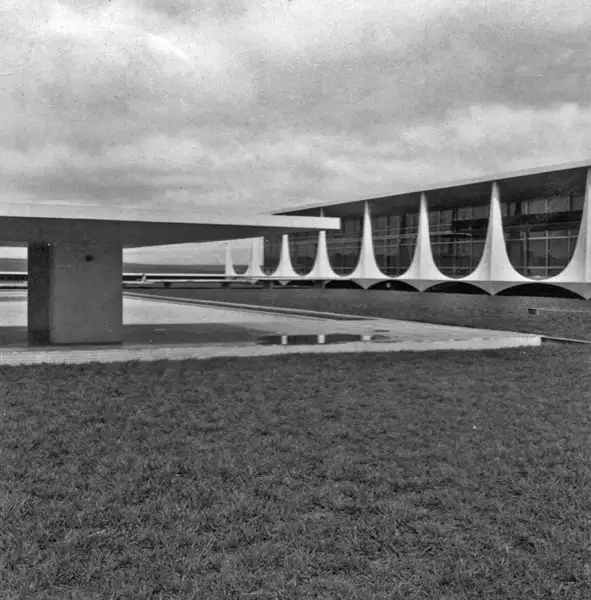 Foto 28: Colunas ao fundo do Palácio da Alvorada : Brasília (DF)