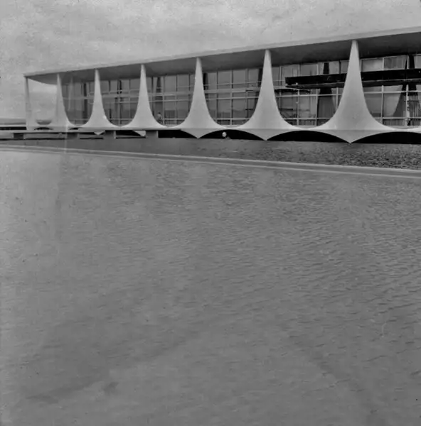 Foto 29: Colunas ao fundo do Palácio da Alvorada : Brasília (DF)