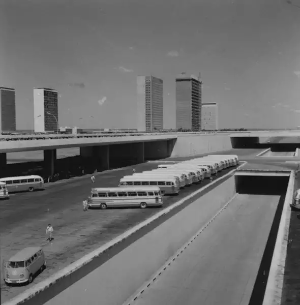 Foto 64: Rodoviária com três níveis de pista : Brasília (DF)