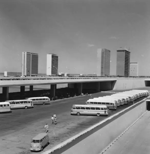 Foto 74: Rodoviária com três níveis de pista : Brasília (DF)