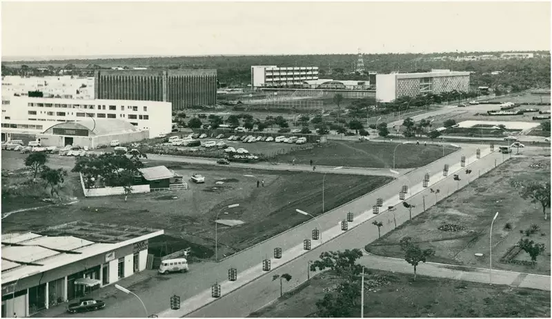 Foto 78: Avenida W3 : [vista panorâmica da cidade : Santuário Dom Bosco] : Brasília, DF