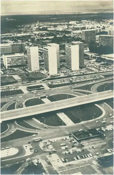 Foto 84: [Vista aérea da cidade : Eixo Rodoviário] : Brasília, DF