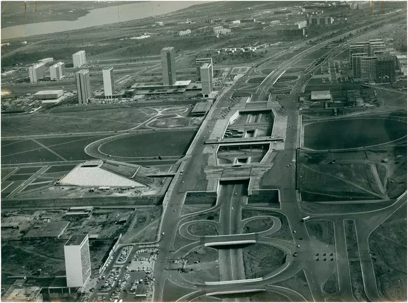 Foto 87: [Vista aérea da cidade] : Eixo Rodoviário : [Teatro Nacional Claudio Santoro] : Estação Rodoviária : Brasília, DF