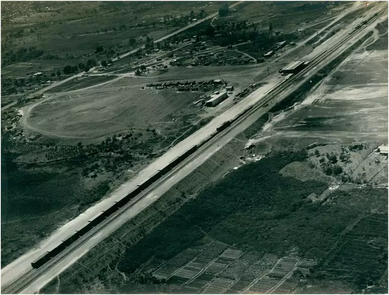 Foto 92: [Vista aérea da Estrada de Ferro : Estação Bernardo Sayão] : Brasília, DF