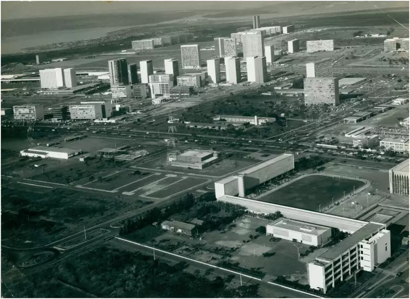 Foto 93: Colégio Dom Bosco : [vista aérea da cidade] : Brasília, DF