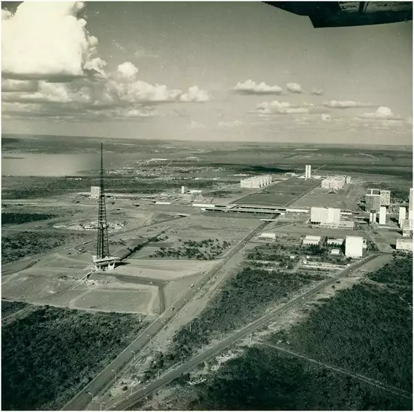 Foto 96: Torre [de Televisão] de Brasília : [vista aérea da cidade] : Brasília, DF
