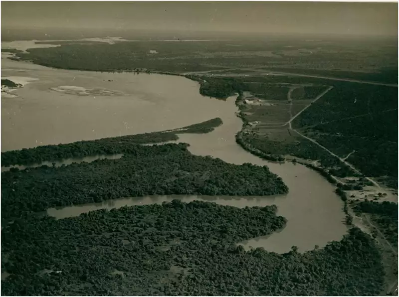 Foto 131: [Vista aérea do] rio : Brasília, DF
