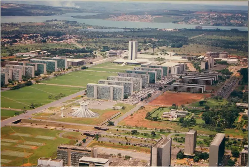 Foto 152: [Vista aérea da cidade : Catedral Metropolitana Nossa Senhora Aparecida : Esplanada dos Ministérios : Palácio do Congresso Nacional] : Brasília, DF
