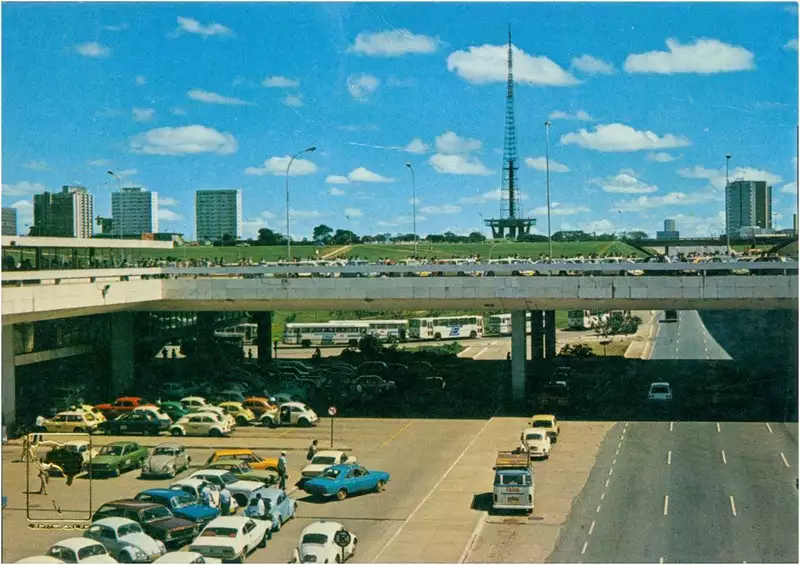 Foto 153: [Estação] Rodoviária : [Torre de Televisão de Brasília] : Brasília, DF