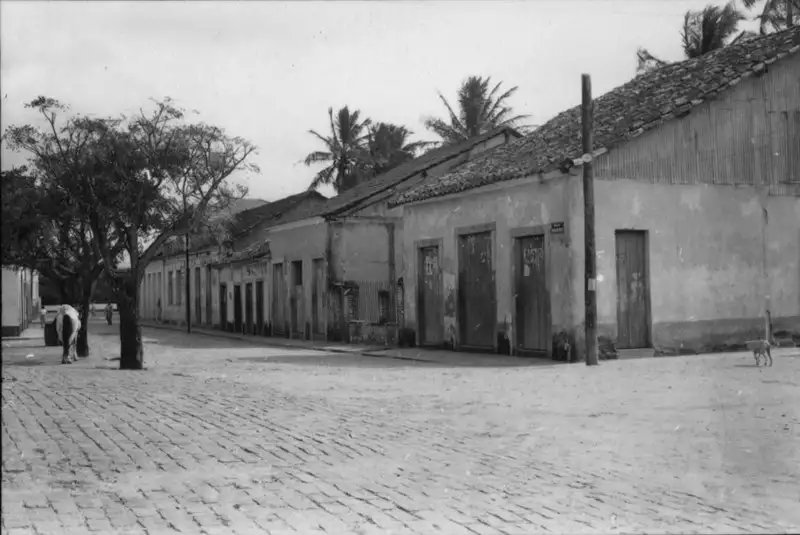 Foto 4: Rua Comendador Ramos, parte antiga da cidade de Anchieta (ES)