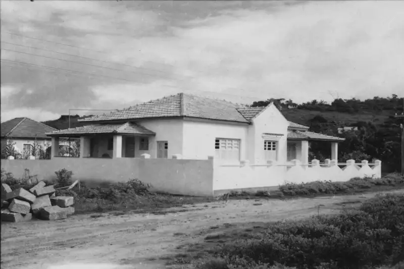 Foto 12: Casas de veranistas de Irirituba, vê-se grande número de casas e praia com areia monazítica. (ES)
