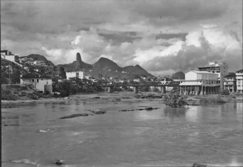 Foto 12: Vista do bloco de Itabira, vendo-se o rio e a cidade de Cachoeiro de Itapemirim. Vários aspectos tirados: Ponte Governador Bley - Rua Lafaiete Bernardes (ES)