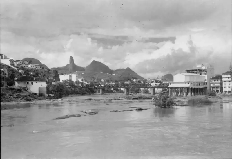 Foto 23: Vista do bloco de Itabira, vendo-se o rio e a cidade de Cachoeiro de Itapemirim. Vários aspectos tirados: Ponte Governador Bley - Rua Lafaiete Bernardes (ES)