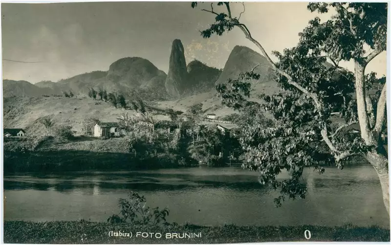Foto 31: [Rio Itapemirim : vista panorâmica da cidade] : Pico do Itabira : Cachoeiro de Itapemirim, ES