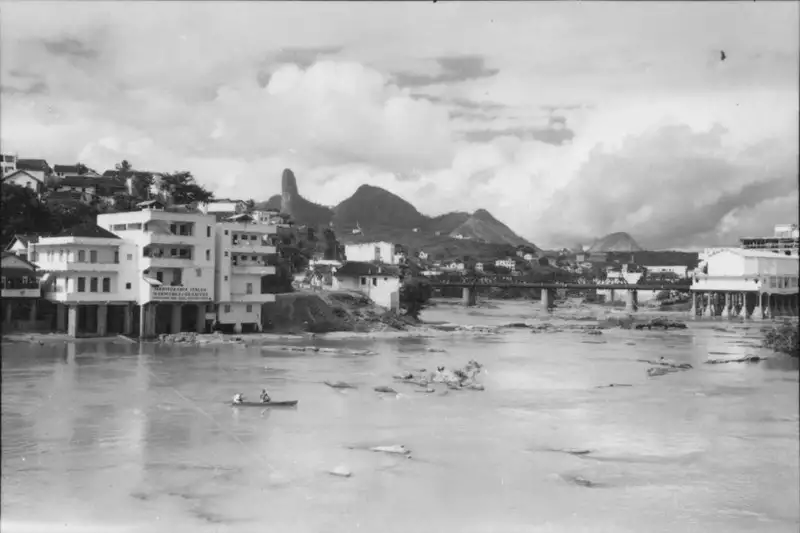 Foto 34: Vista do bloco de Itabira, vendo-se o rio e a cidade de Cachoeiro de Itapemirim. Vários aspectos tirados: Ponte Governador Bley - Rua Lafaiete Bernardes (ES)